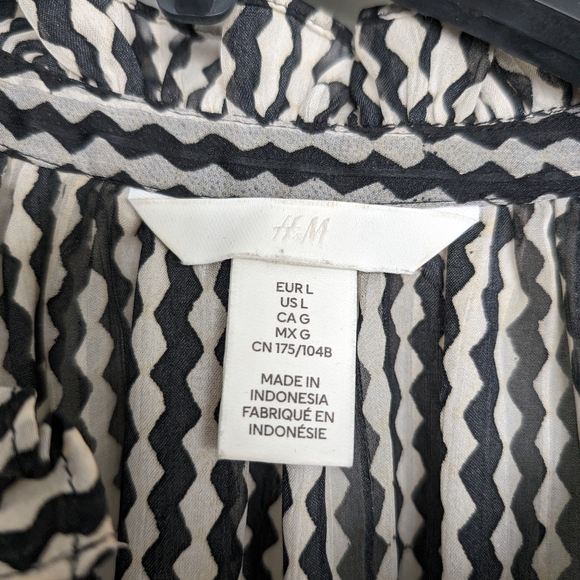 H&M Ruffle Trimmed Crepe Blouse - Picture 4 of 4